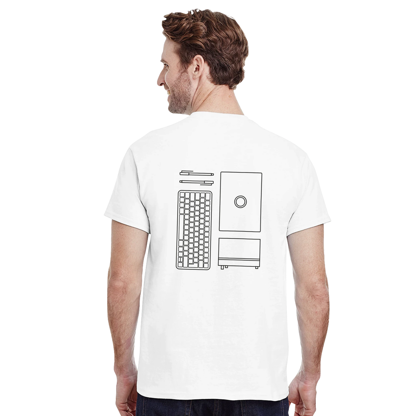 Ein Mann der ein weißes Shirt trägt auf dessen Rückseite Eine Tastatur, Stifte, ein Laptop und ein Notebook in schwarzen Outlines dargestellt sind