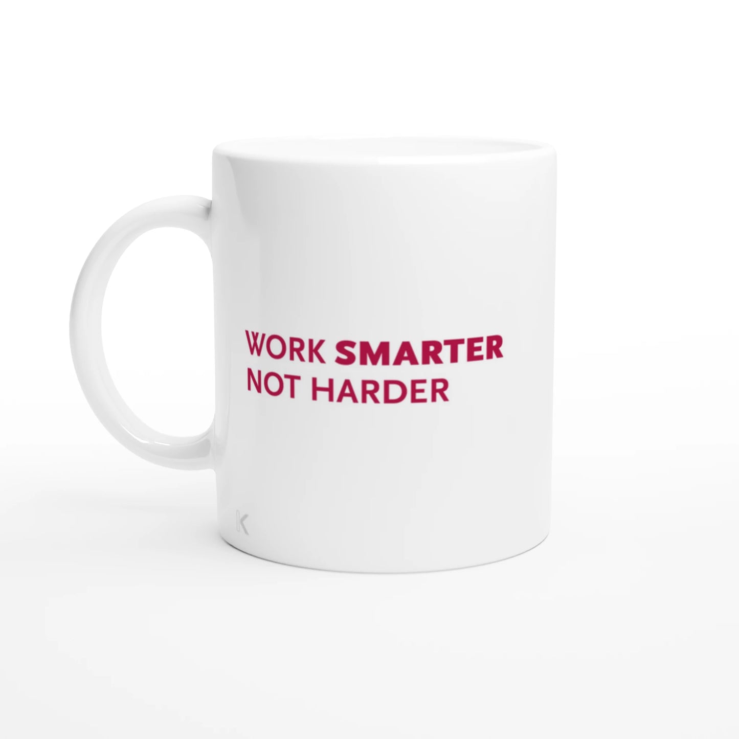 Tasse mit einem Hund auf einem Staubsauger und dem Spruch "Work smarter not harder"