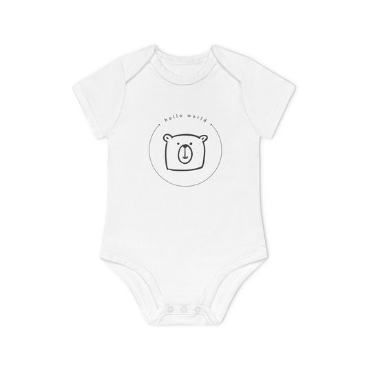 Ein Baby Body, auf dem ein Teddy Kopf abgebildet ist, mit den Worten "Hello World" - ein beliebter erster Satz in Entwicklerprojekten