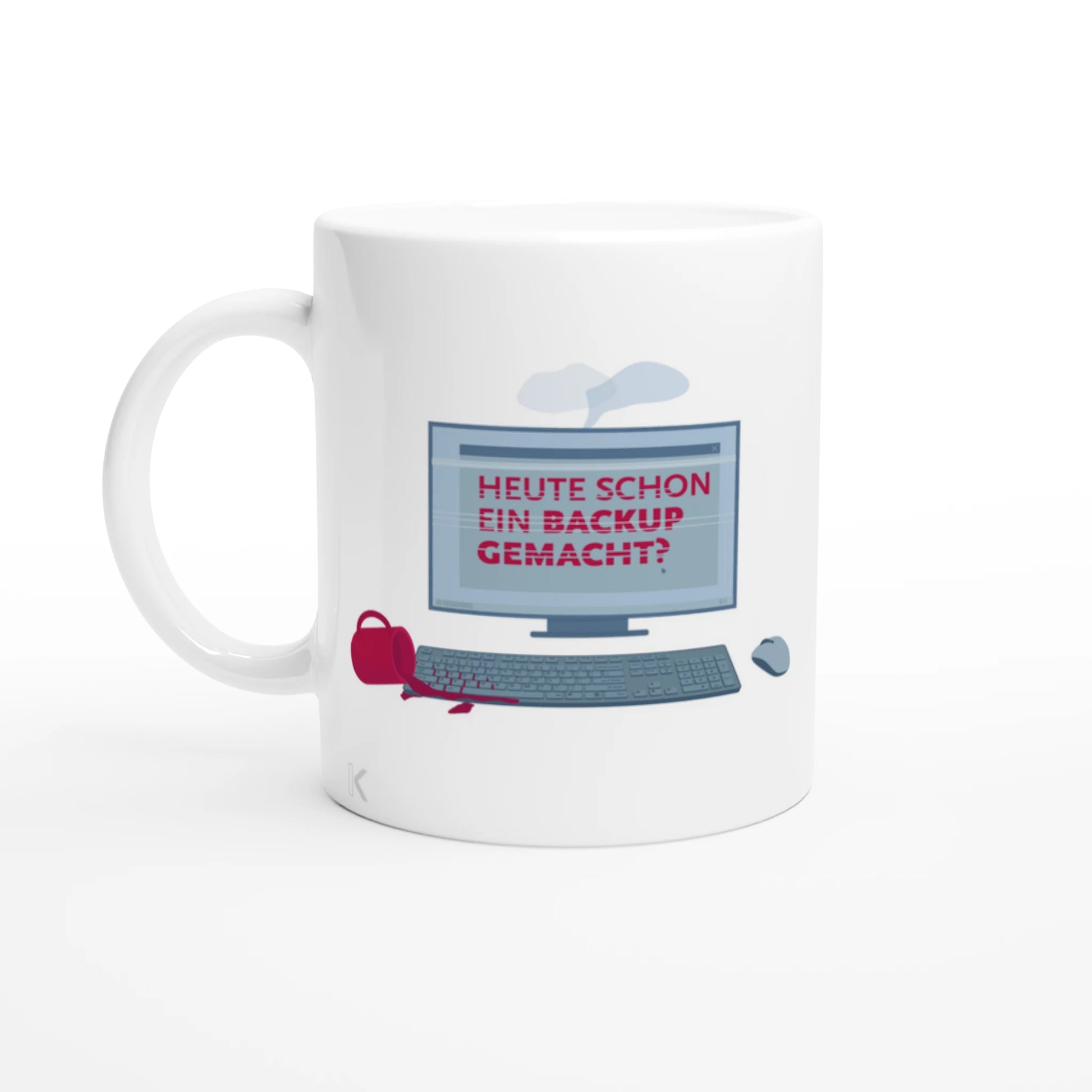 Eine Tasse, die einen daran erinnert, sein Backup zu machen. Sie zeigt einen PC, auf den Kaffee verschüttet wurde und der dadurch kaputt geht, auf dem Screen steht  "Heute schon ein Backup gemacht?"