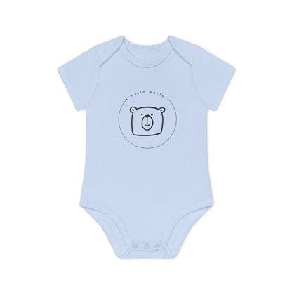 Ein Baby Body, auf dem ein Teddy Kopf abgebildet ist, mit den Worten "Hello World" - ein beliebter erster Satz in Entwicklerprojekten