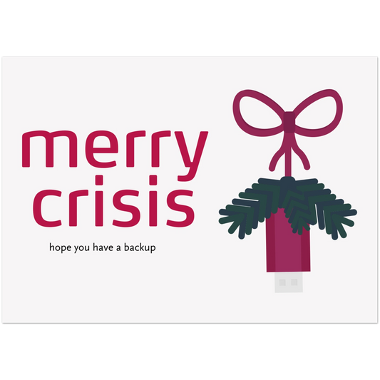 Horizontale Weihnachtskarten auf denen steht "Merry Crisis - hope you have a backup". Daneben ein illustrierter USB Stick an einer Schnur, mit Tannenzweigen.