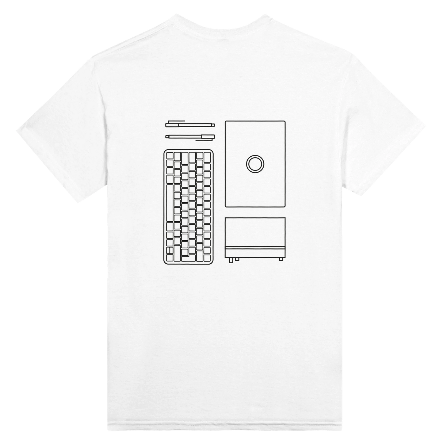Ein Weißes Shirt auf dessen Rückseite Eine Tastatur, Stifte, ein Laptop und  ein Notebook in schwarzen Outlines dargestellt sind