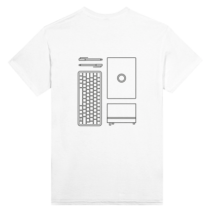 Ein Weißes Shirt auf dessen Rückseite Eine Tastatur, Stifte, ein Laptop und  ein Notebook in schwarzen Outlines dargestellt sind