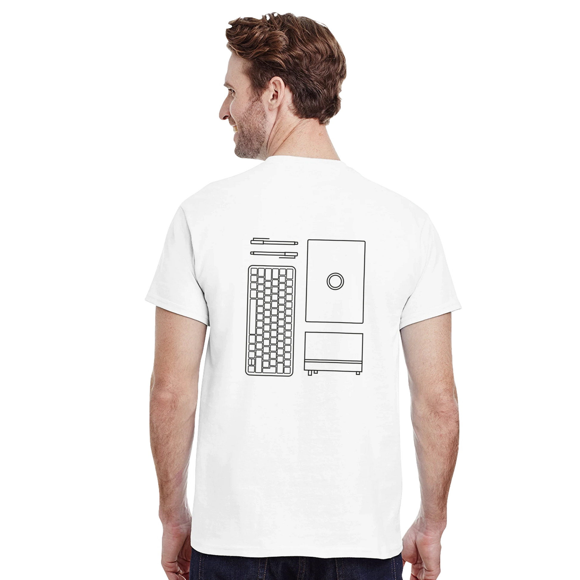Ein Mann der ein weißes Shirt trägt auf dessen Rückseite Eine Tastatur, Stifte, ein Laptop und  ein Notebook in schwarzen Outlines dargestellt sind