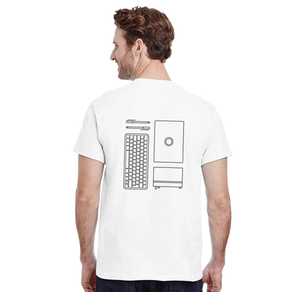 Ein Mann der ein weißes Shirt trägt auf dessen Rückseite Eine Tastatur, Stifte, ein Laptop und  ein Notebook in schwarzen Outlines dargestellt sind