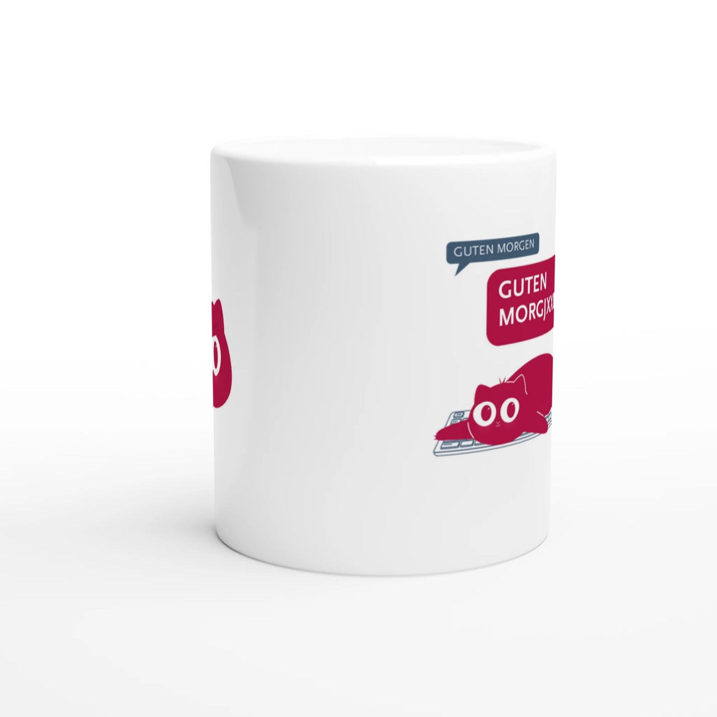 Tasse mit Katze, die auf der Tastatur liegt