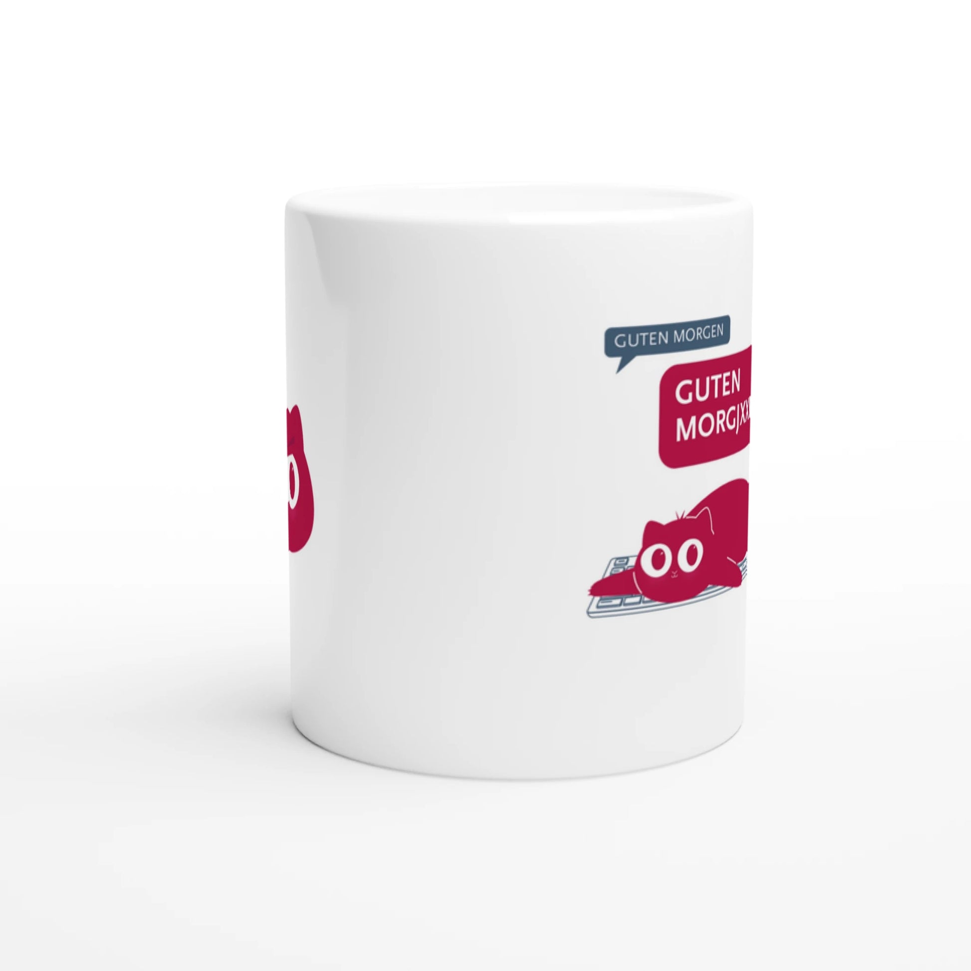 Tasse mit Katze, die auf der Tastatur liegt