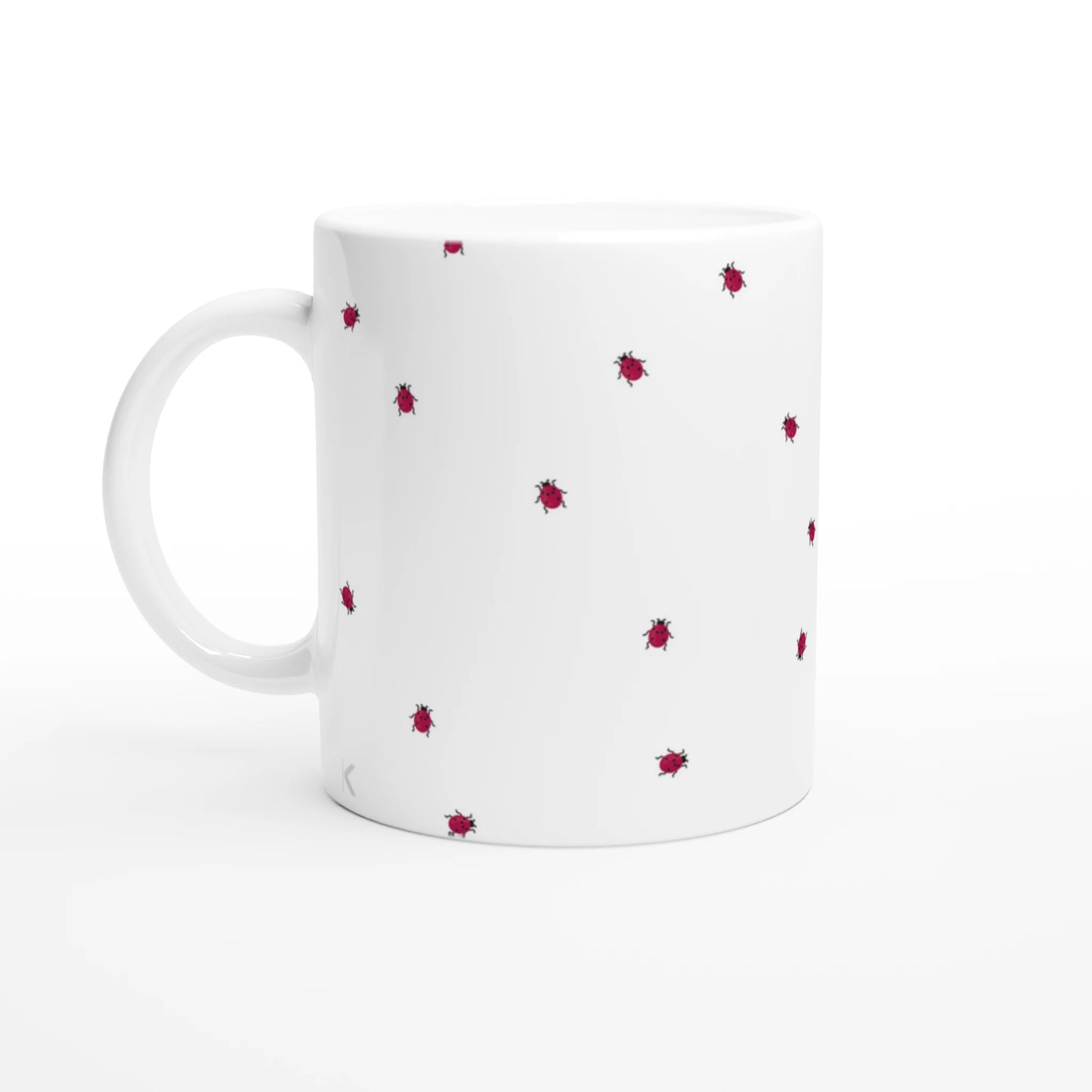 Tasse mit der Aufschrift "Free Bugs" und überall sind Marienkäfer 