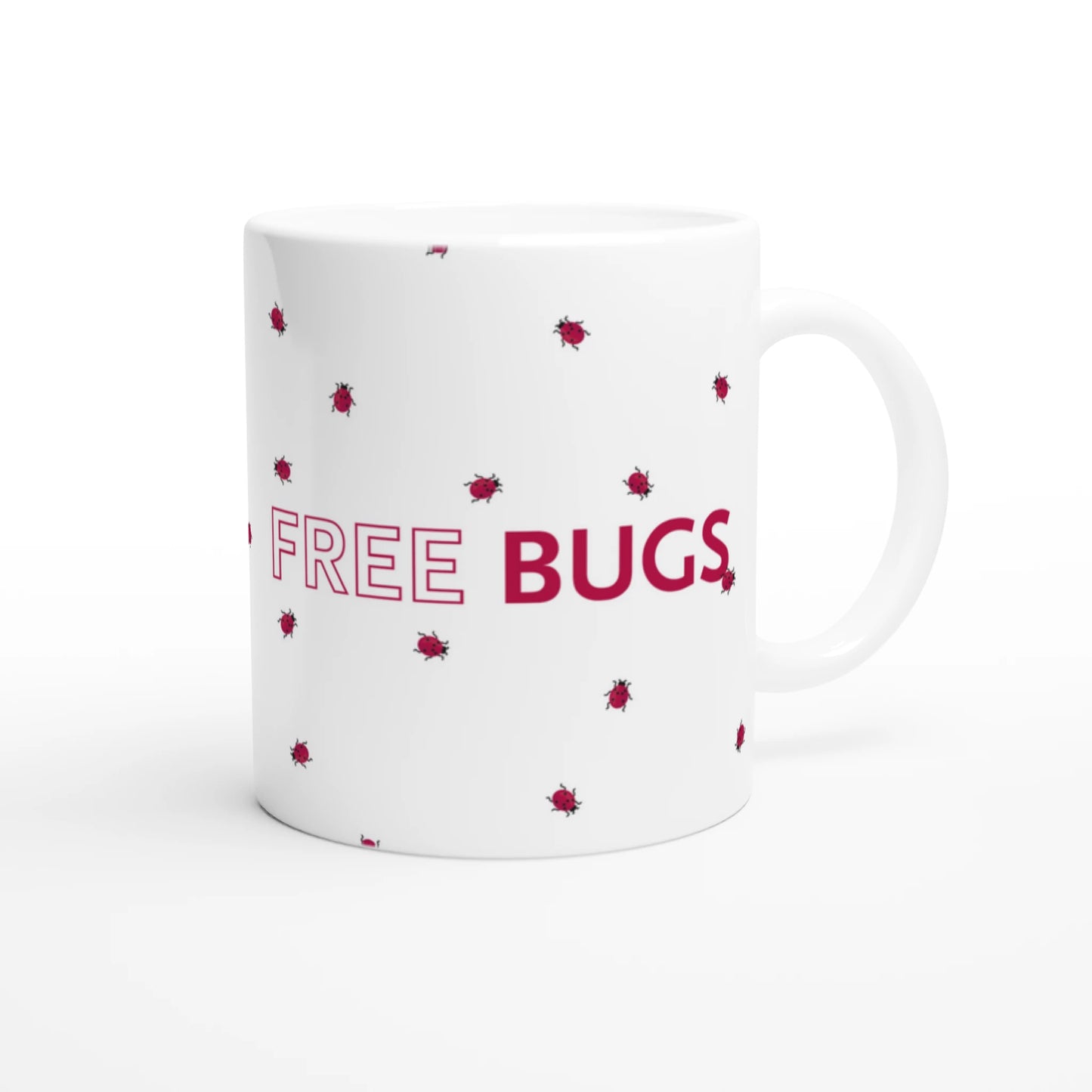 Tasse mit der Aufschrift "Free Bugs" und überall sind Marienkäfer 