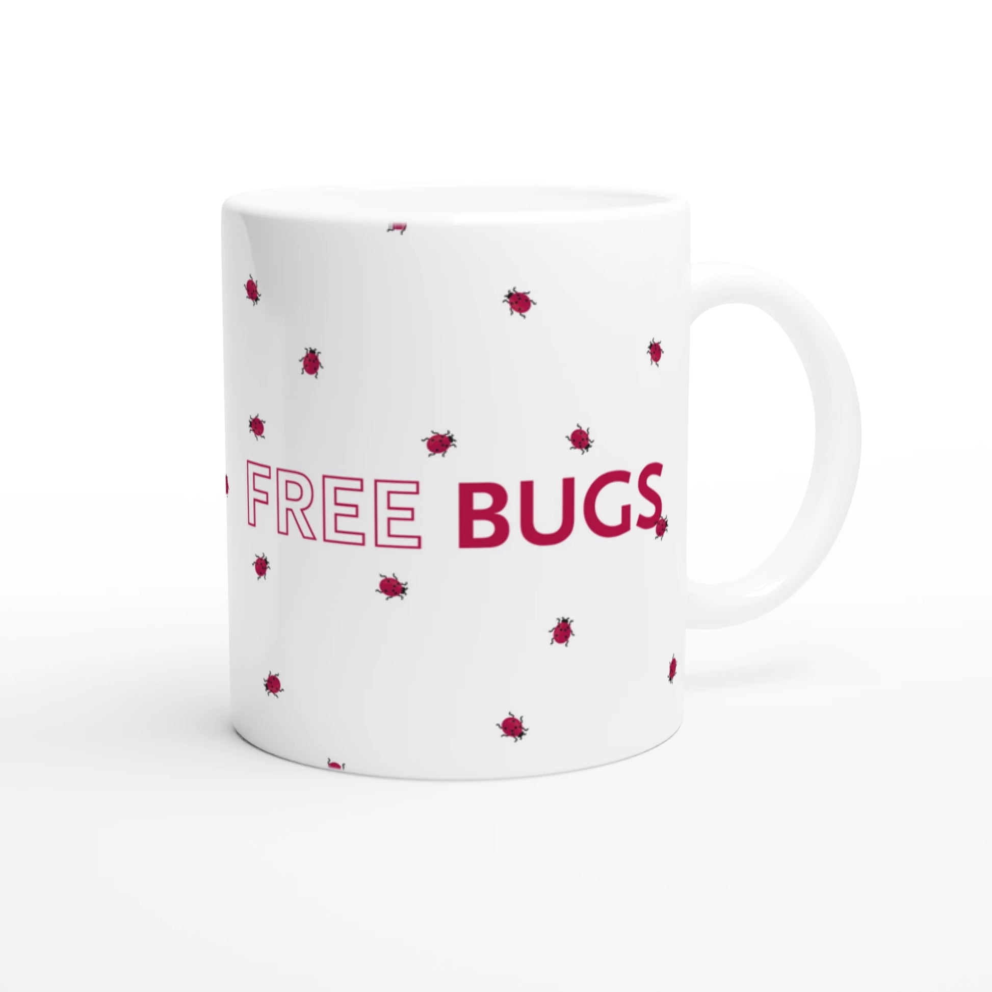 Tasse mit der Aufschrift "Free Bugs" und überall sind Marienkäfer 