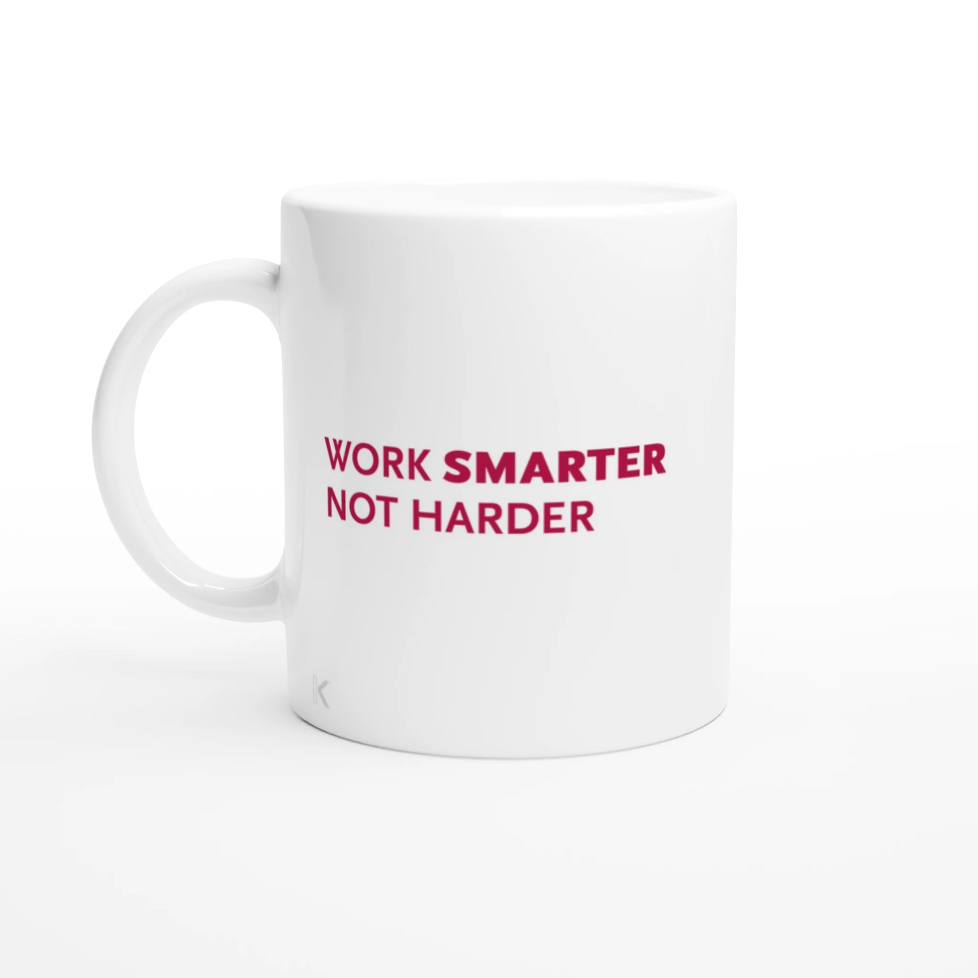 Tasse mit einem Hund auf einem Staubsauger und dem Spruch "Work smarter not harder"